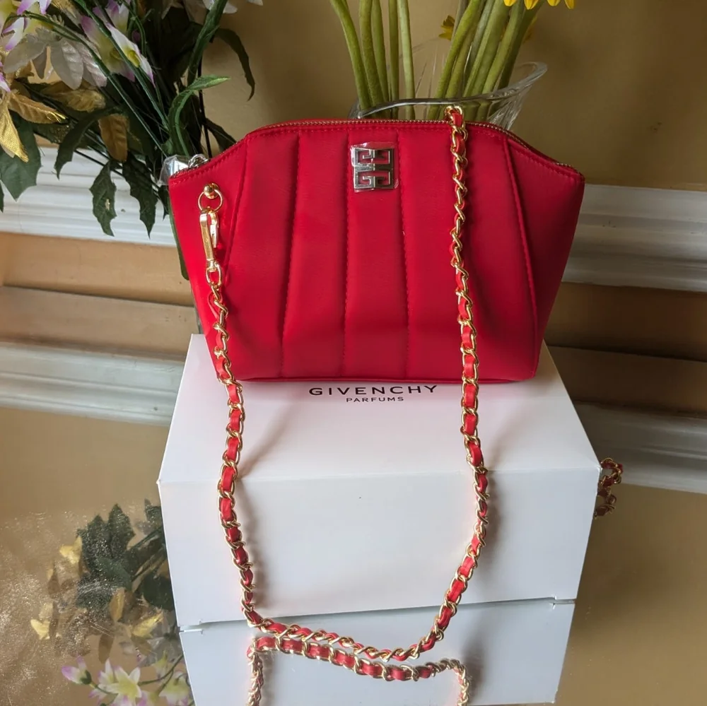 Givenchy - Picture 4 of 16